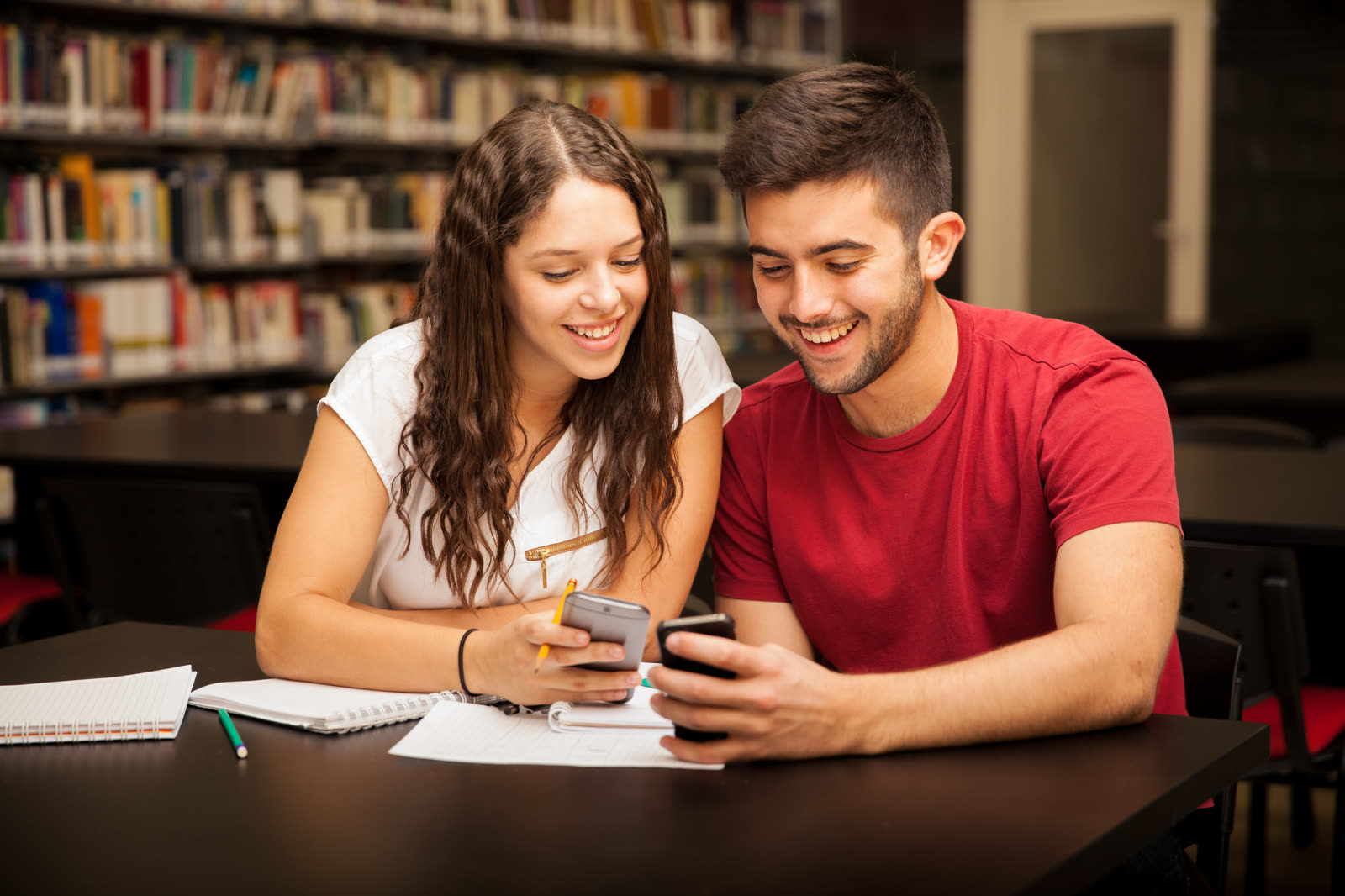 Estudantes usando o Trillo no celular